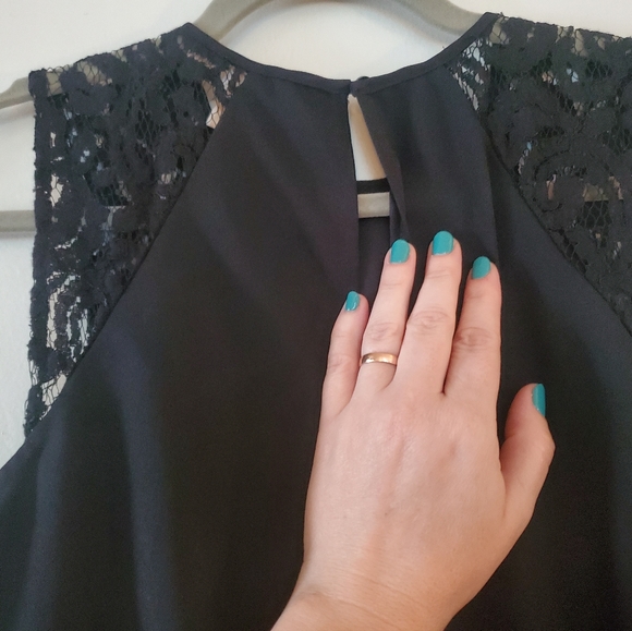 MICHAEL Michael Kors Black Cap Sleeve Peplum Blouse with Lace Detail - Picture 4 of 6